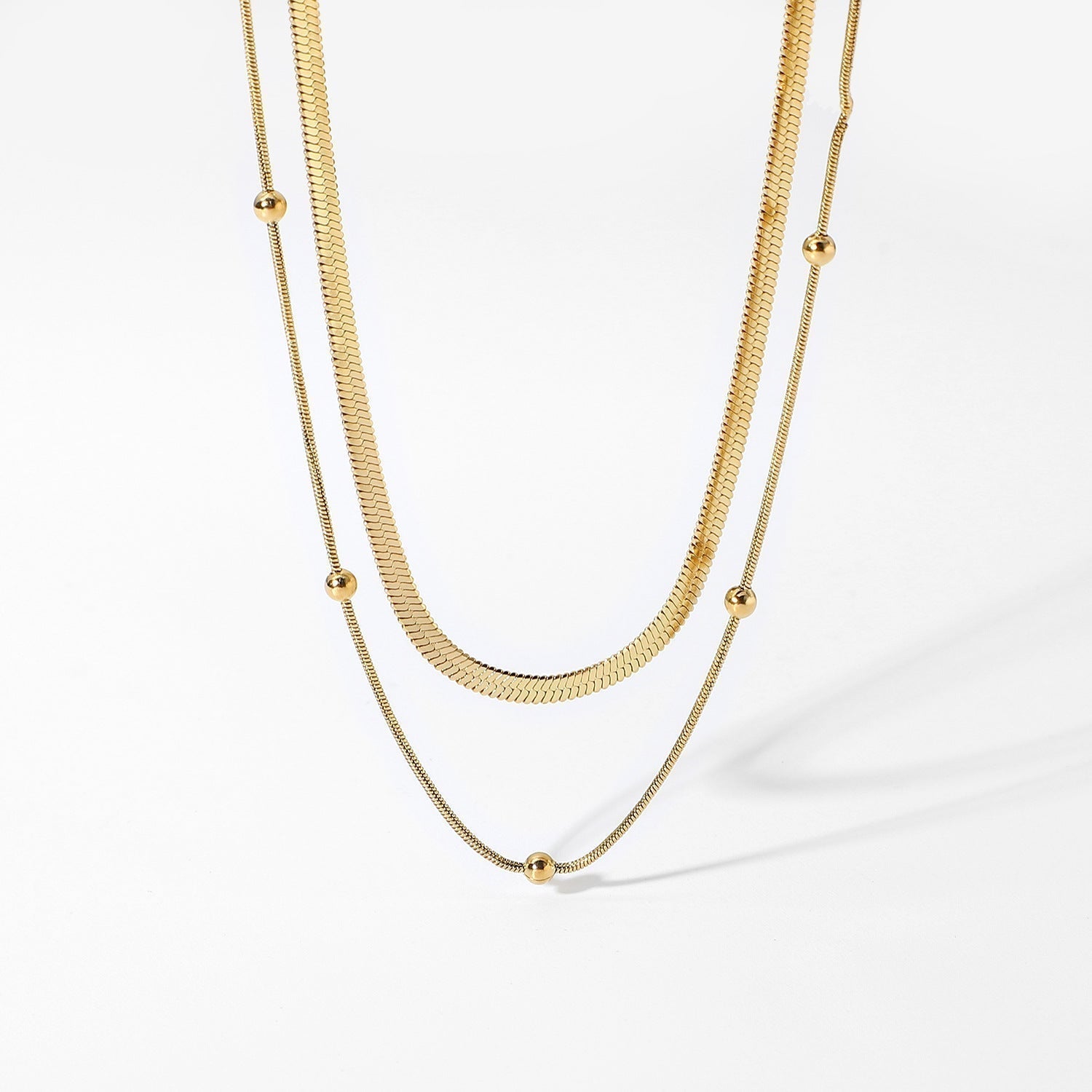 Klára – Collier doré double avec éclat moderne.