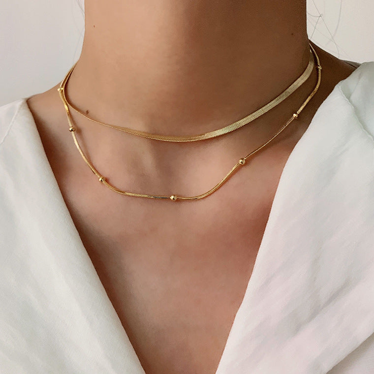 Klára – Collier doré double avec éclat moderne.