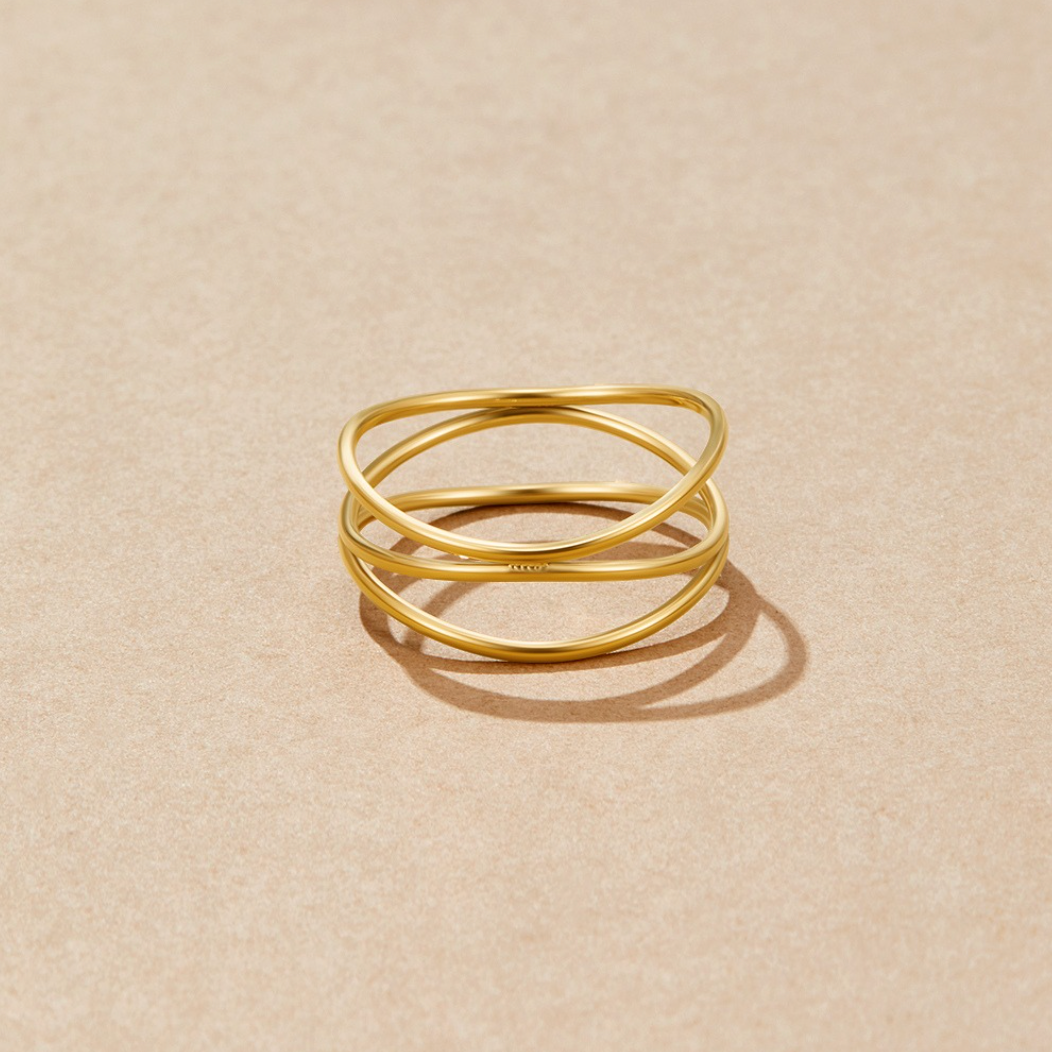 Valérie – Bague en or avec des lignes croisées.